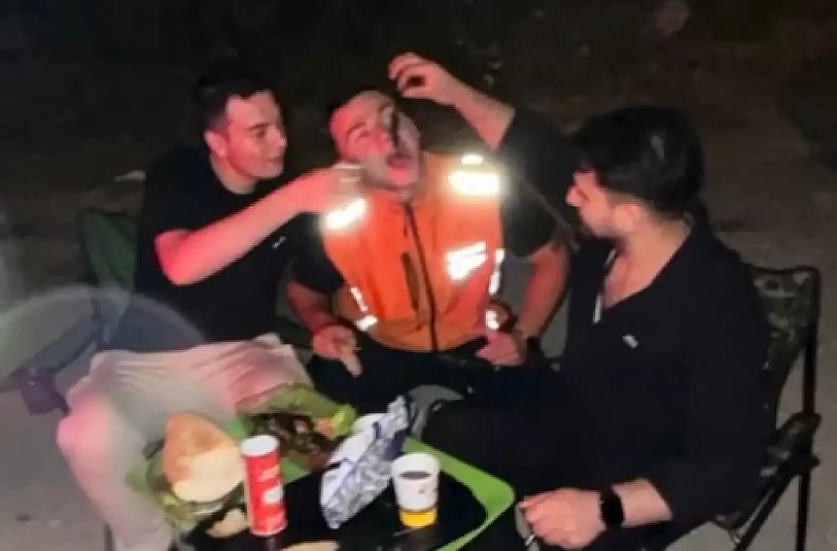 Mangal Keyfi Kurye ile Taçlandı: Samimi Görüntüler Sosyal Medyada Viral Oldu!