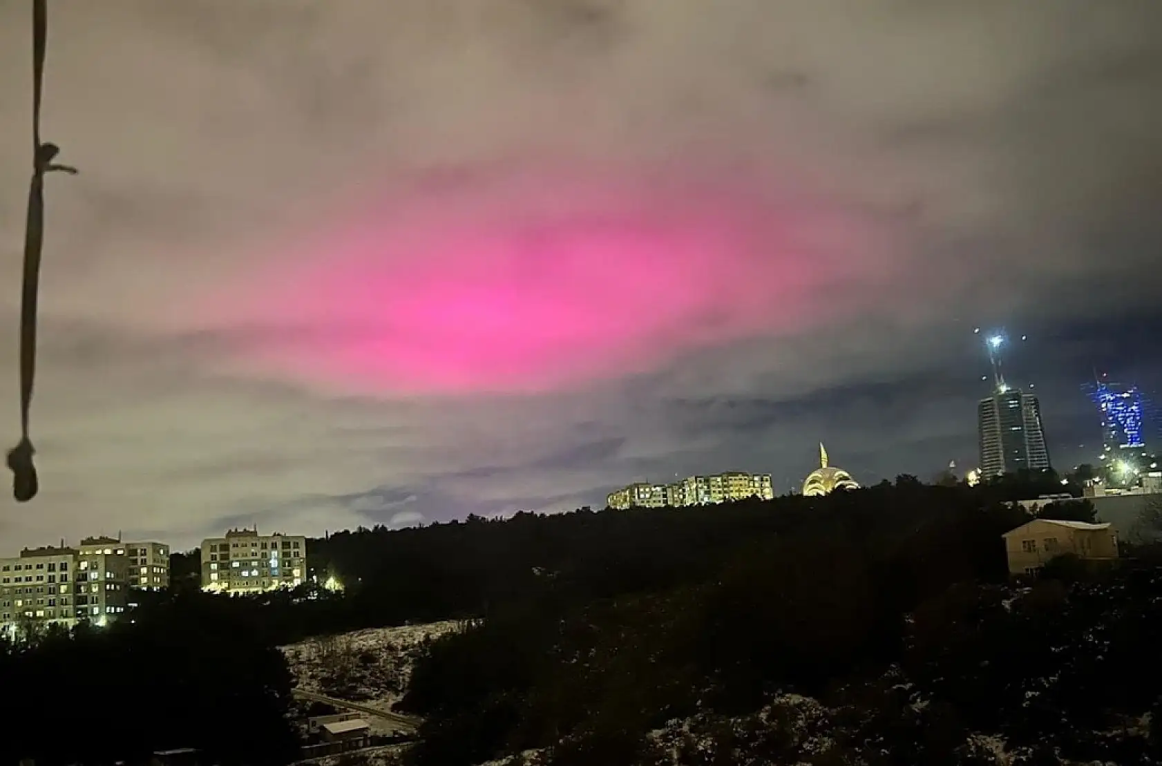 İstanbullular şaşkın! Geceyi aydınlatan pembe bulutların ardından Galatasaray çıktı