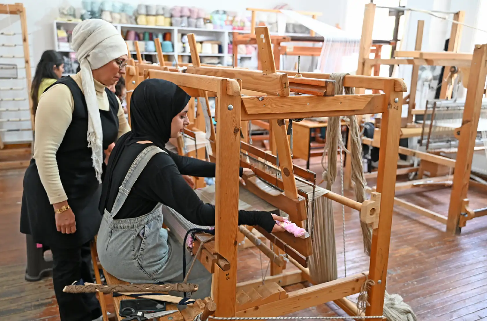 Muğla'da, üniversite öğrencileri atık malzemelerden kilim dokudu