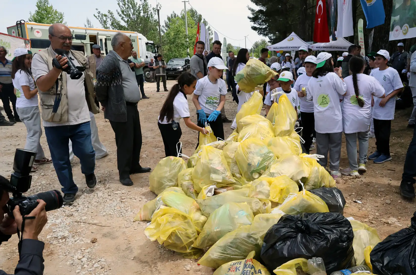 Muğla'da Yarım saatte 580 kilo çöp toplandı