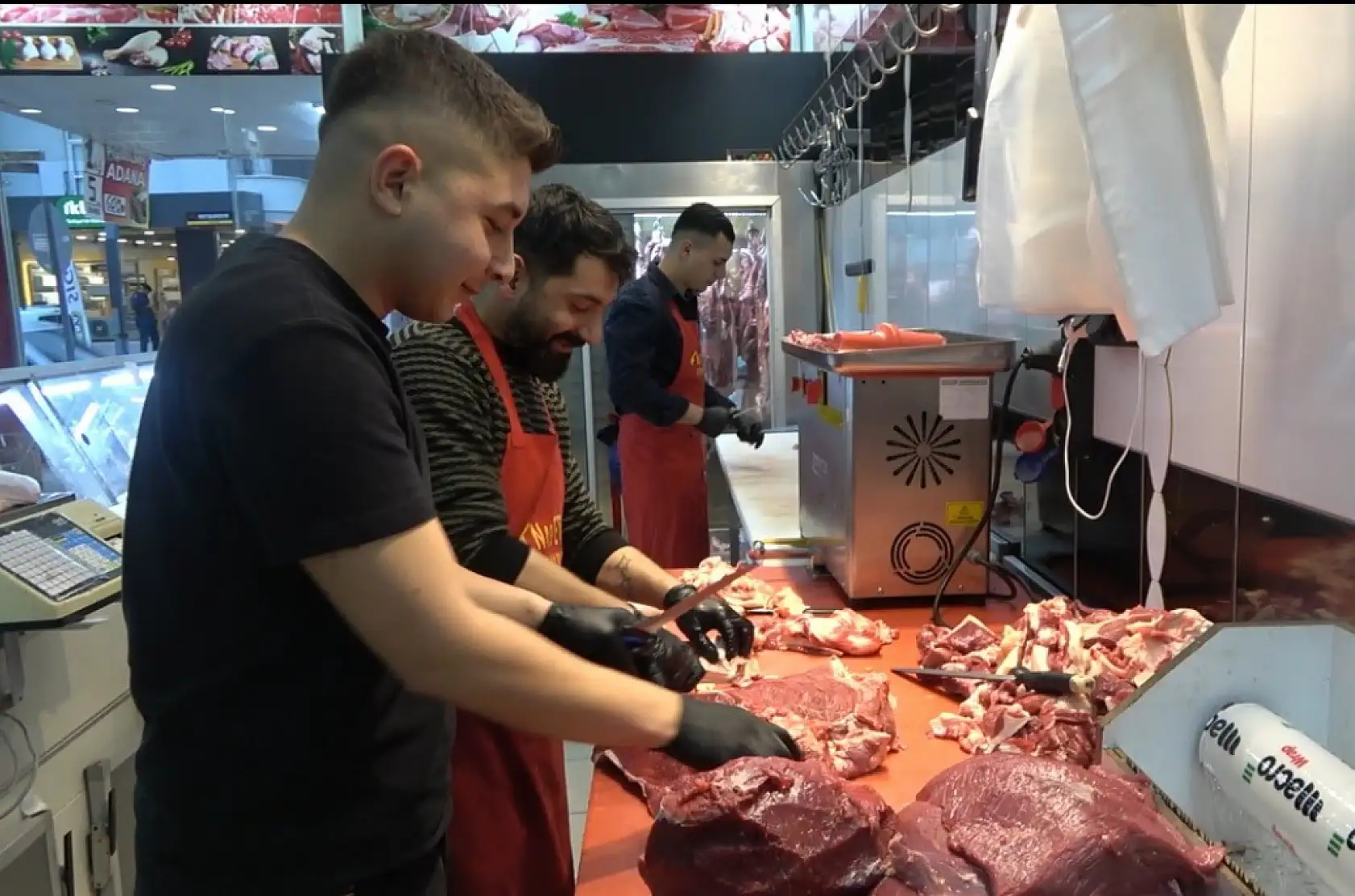 Kasaptan et alan köpek yüzleri gülümsetti