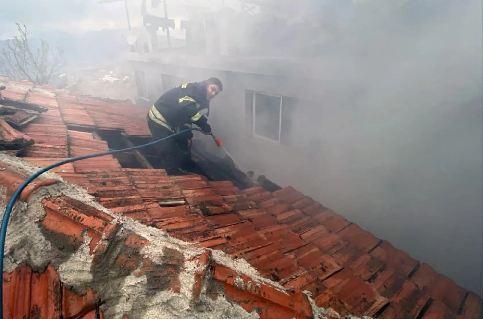 Seydikemer'de korkutan yangın! Evin deposu alev aldı