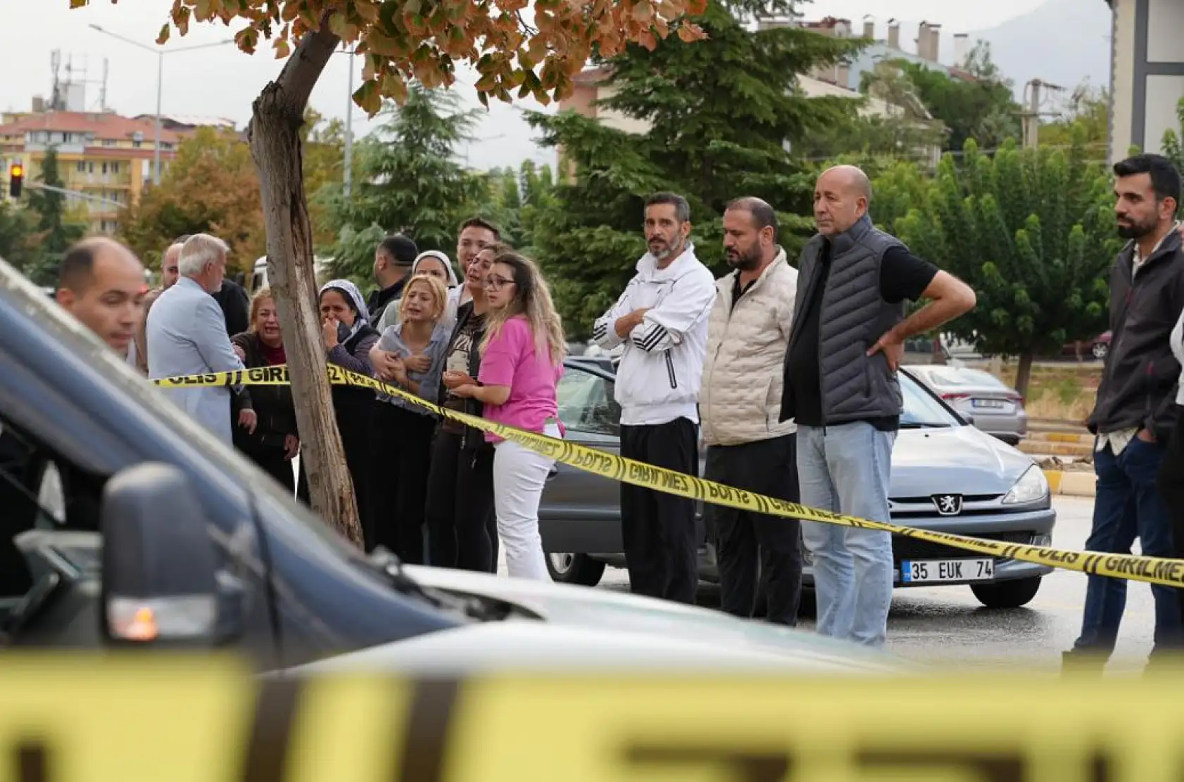 Aracını durdurdu, bankta kendini vurdu