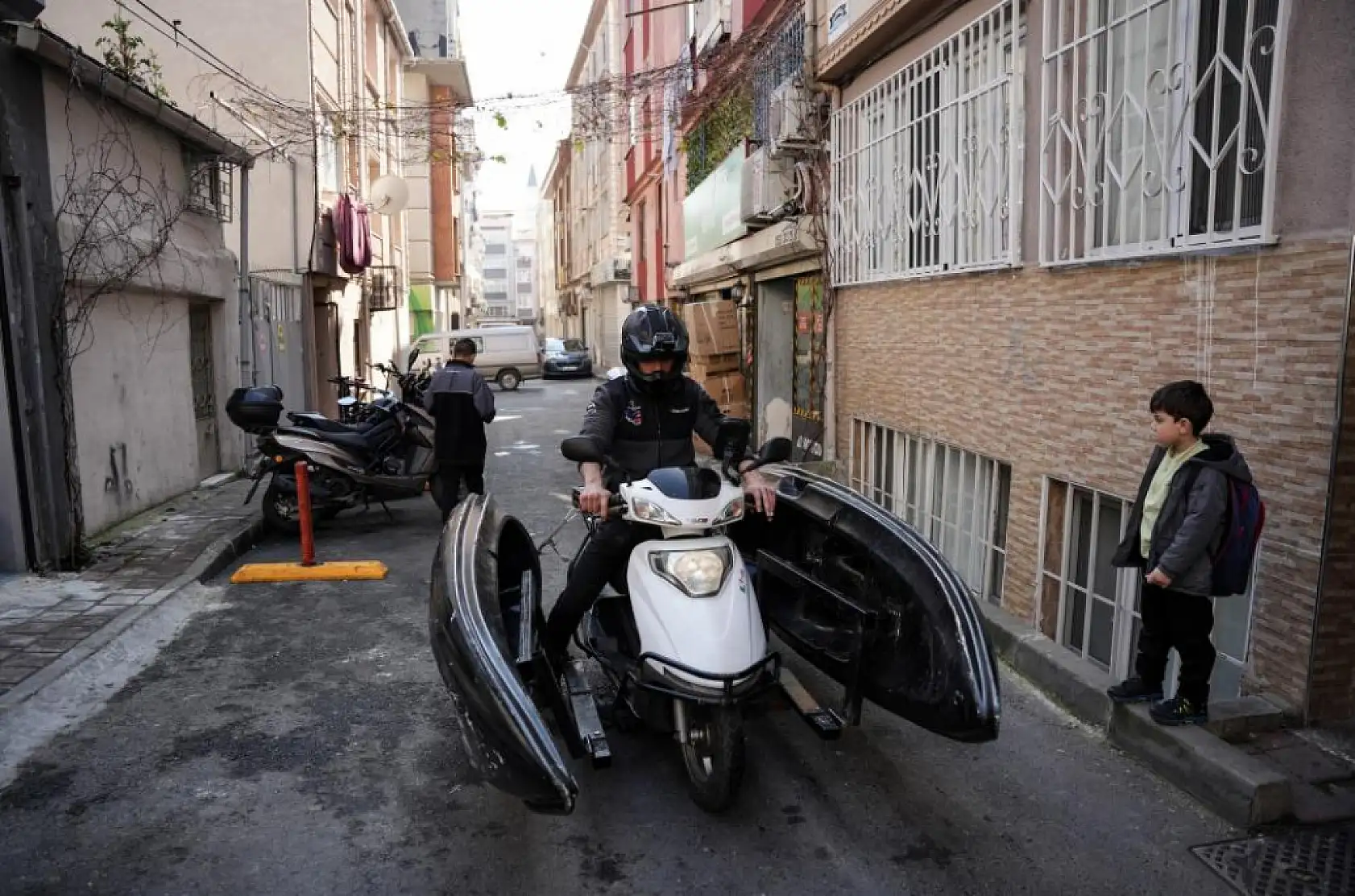 Motosiklet ve kano birleşti, 'Motokano' doğdu! Trafikte görenler şaşkına döndü