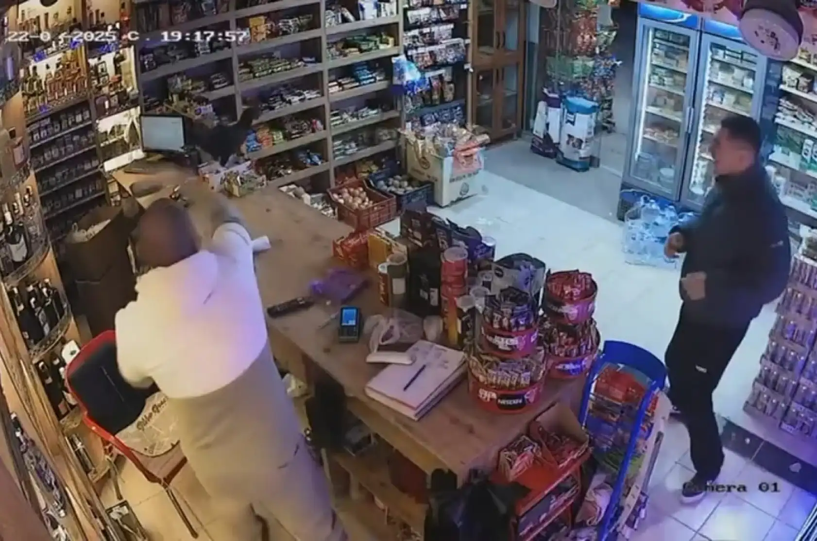 Muğla'da tavuk, marketi birbirine kattı