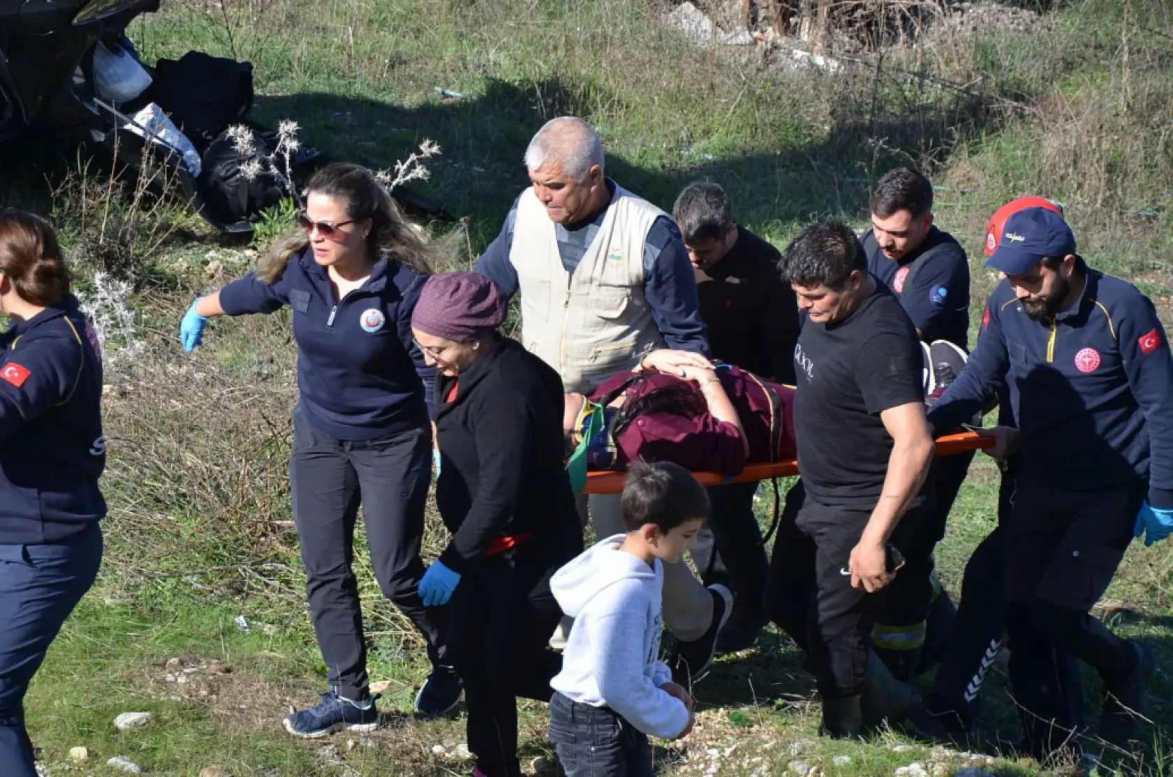 Otomobil şarampole yuvarlandı: 3 yaralı