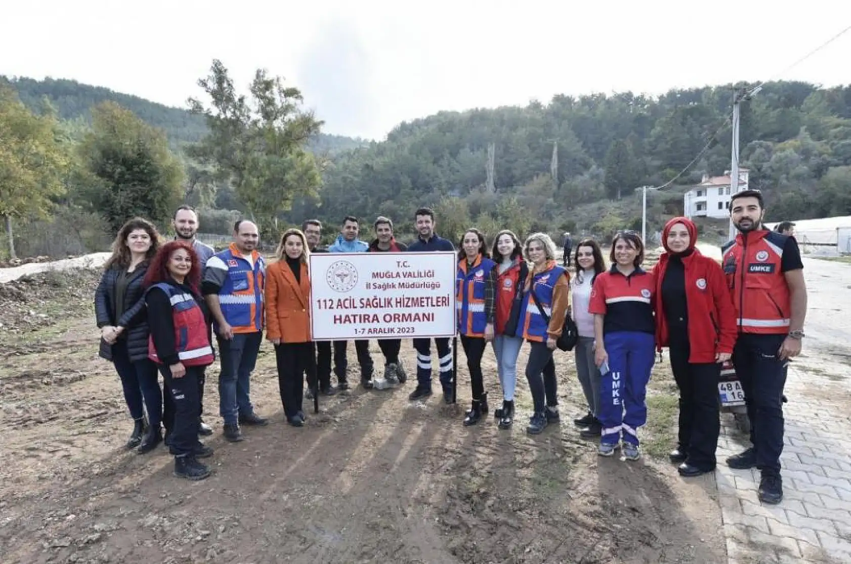 Sağlık ekipleri fidanları toprakla buluşturdu