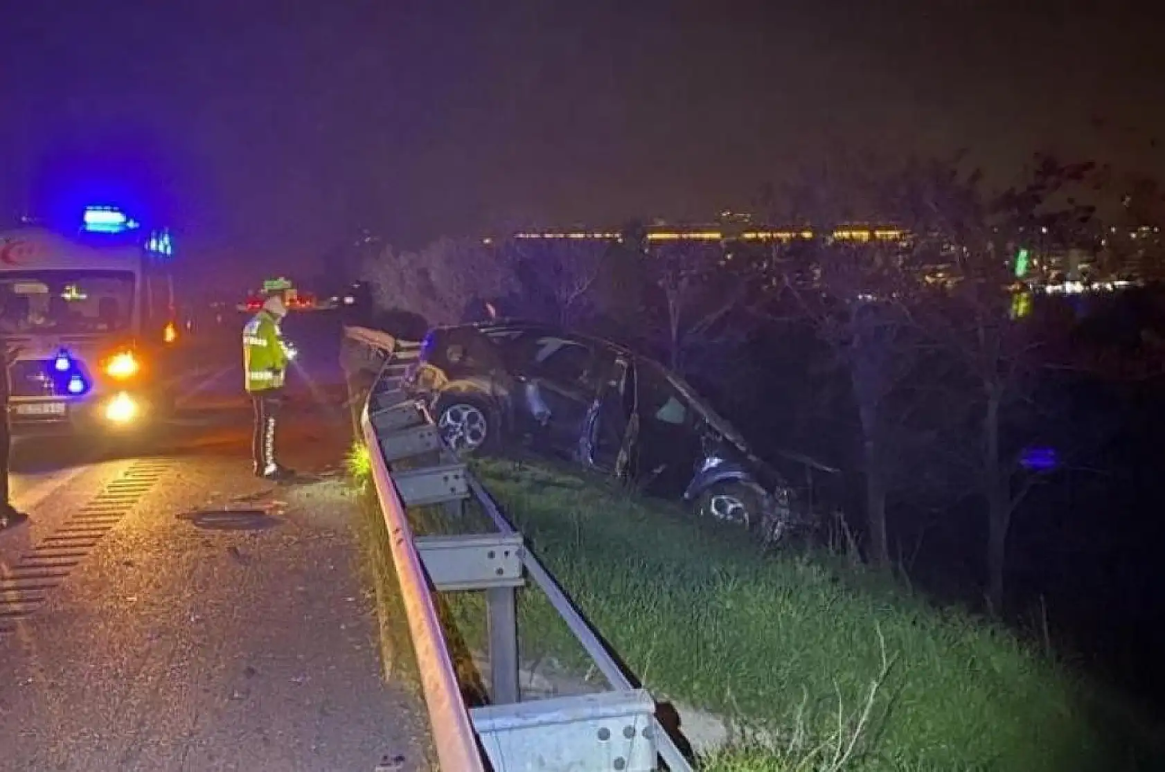 Kontrolden çıkan otomobil bariyerleri aşarak yol kenarına uçtu, 1 yaralı