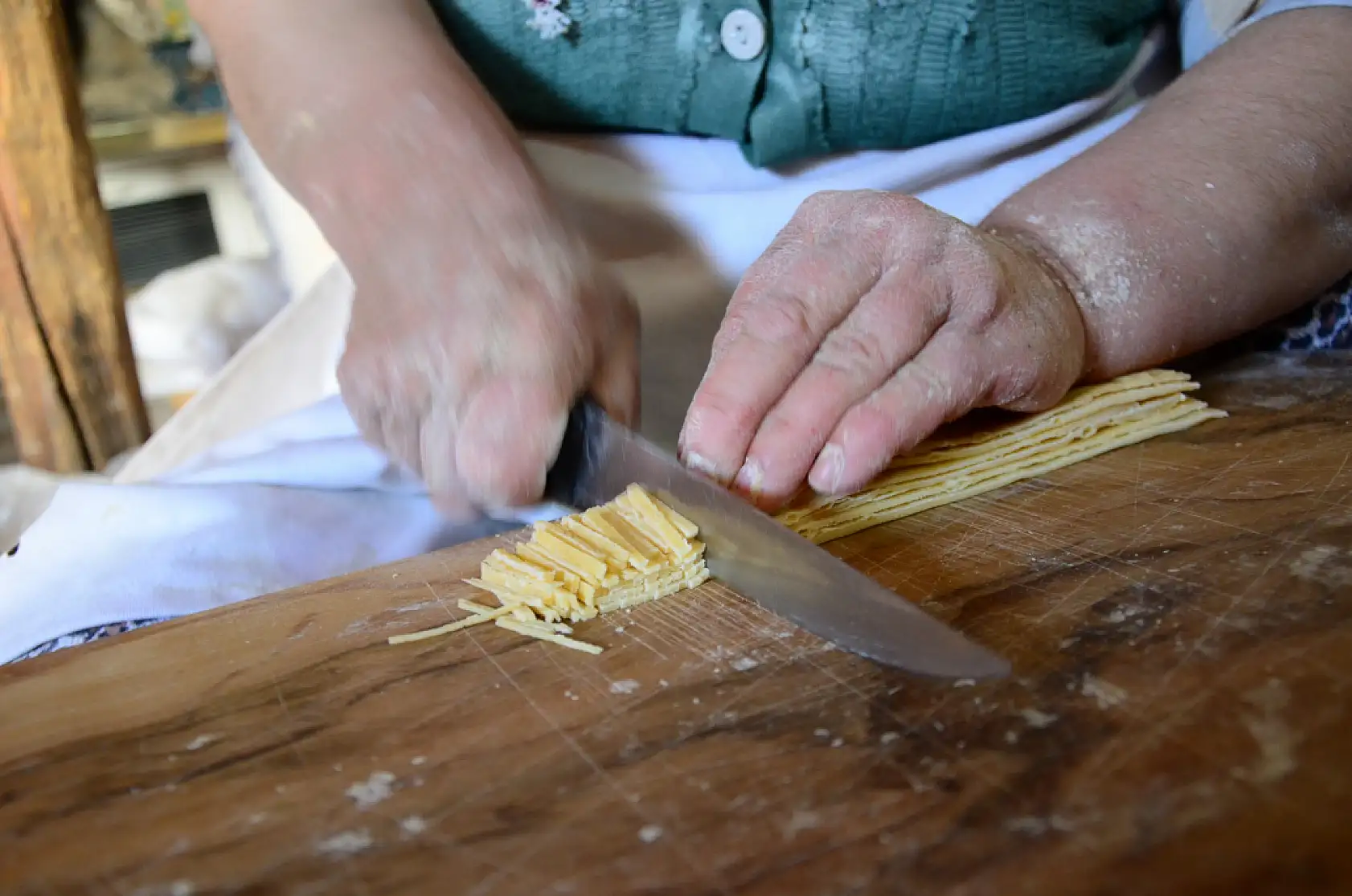 Asırlık dibek taşında buğday dövüp bir taraftan ise erişte ve çorbalık kesiyorlar