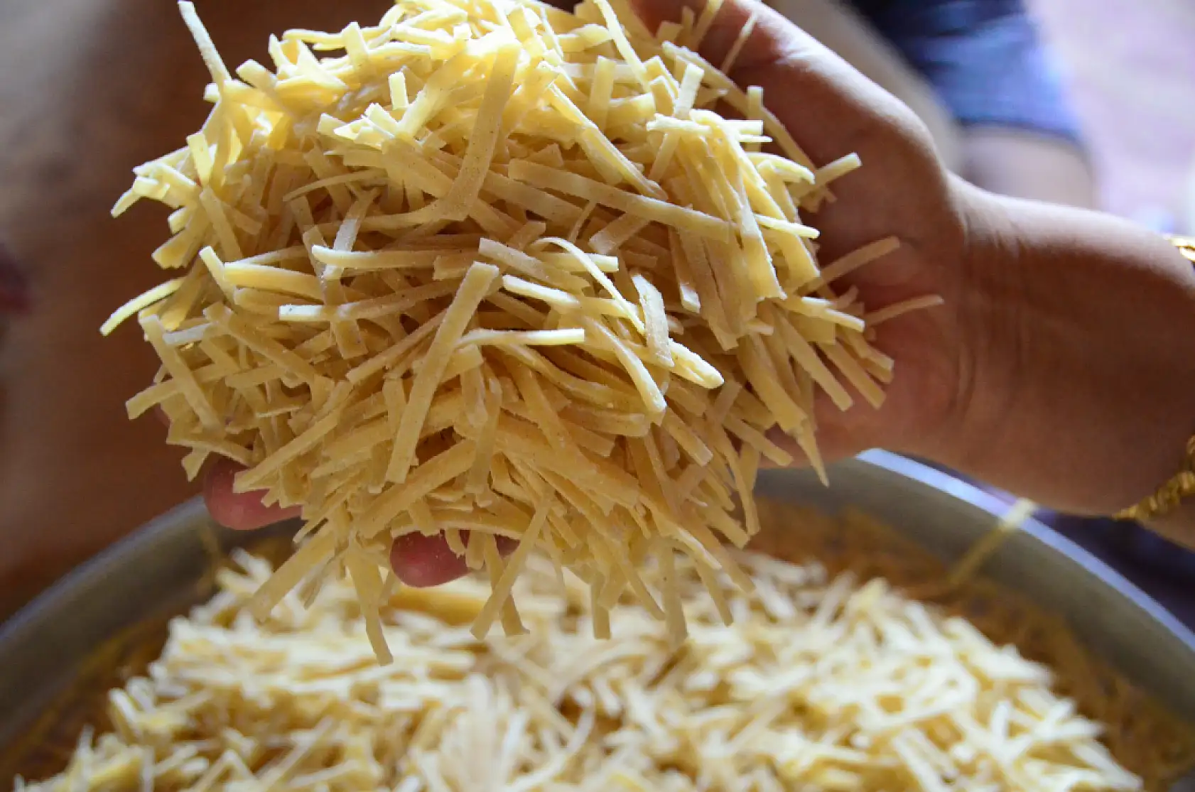 Asırlık dibek taşında buğday dövüp bir taraftan ise erişte ve çorbalık kesiyorlar