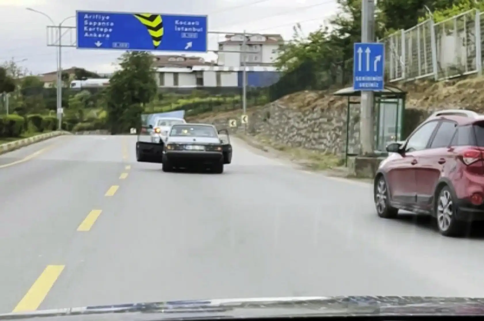 Düğün konvoyunda akıl almaz görüntü