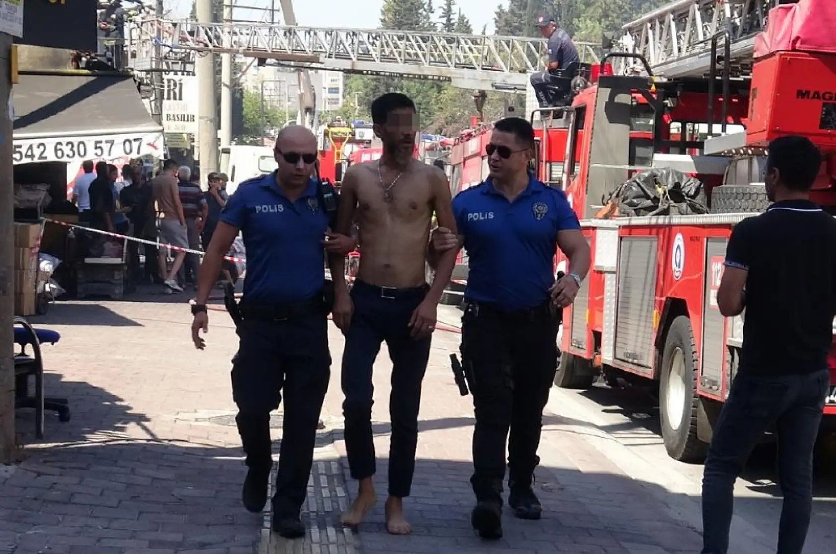 Kıbrıs gazisi, yeğeninin yaktığı evden sadece zarar görmeyen Türk Bayrağını alabildi