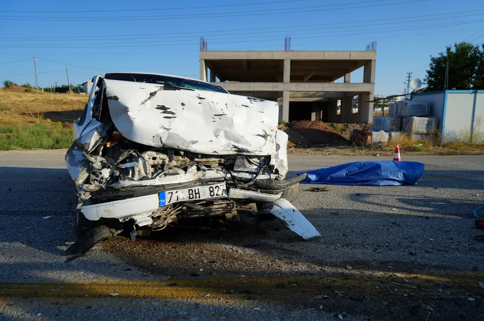 Otomobiller kafa kafaya çarpıştı: Sürücüler hayatını kaybetti