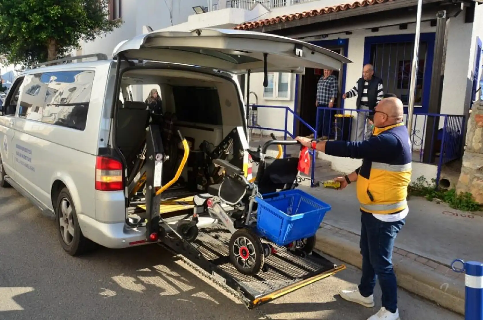 Bodrum Belediyesi'nden akülü sandalye, bakım ve onarım desteği