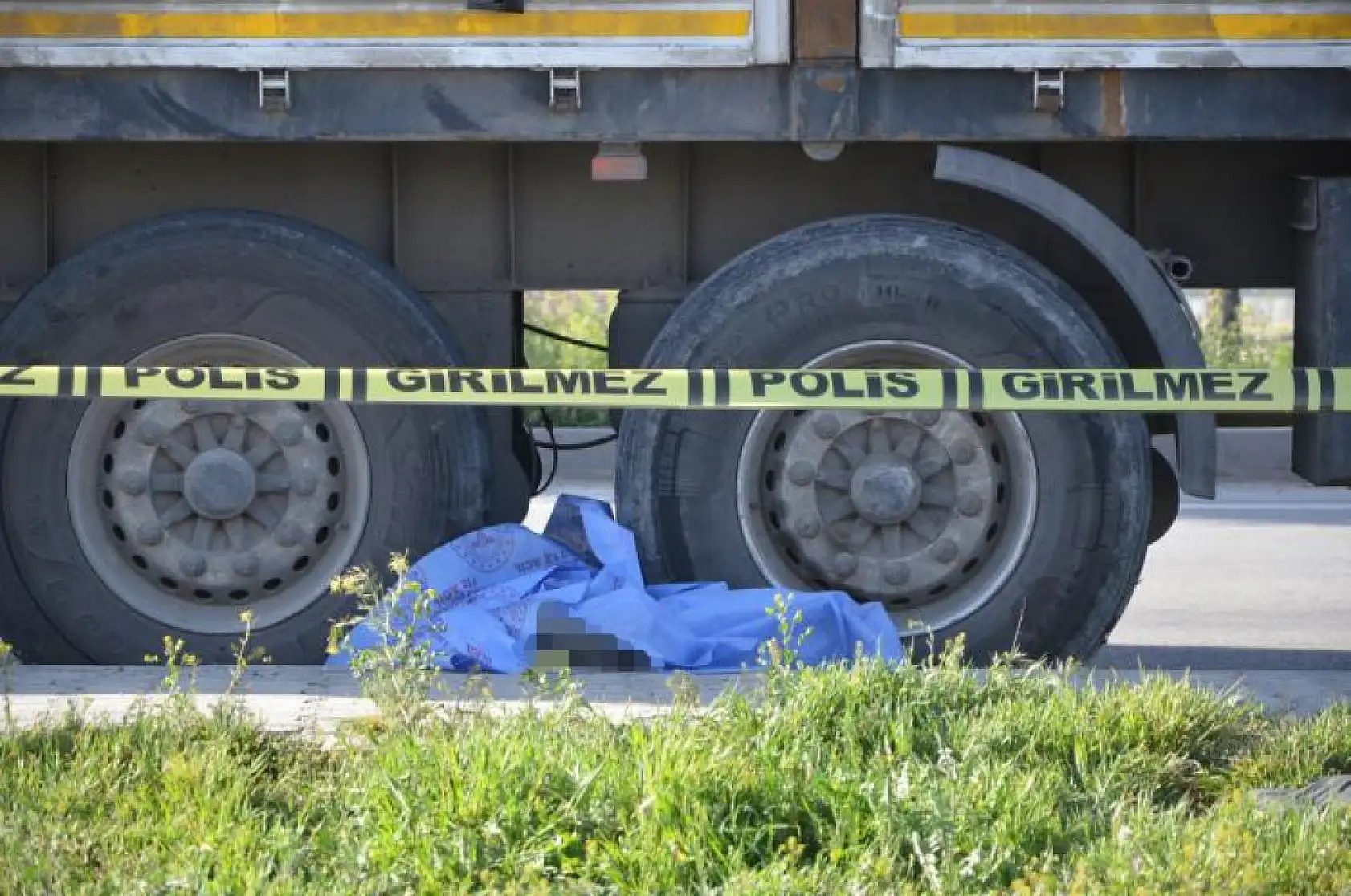 Evine dönerken bisikletiyle tırın altında kalıp öldü