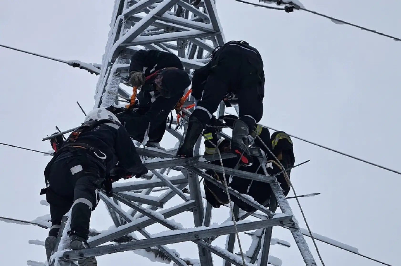 Arıza gidermek için çıktığı elektrik direğinde akıma kapıldı