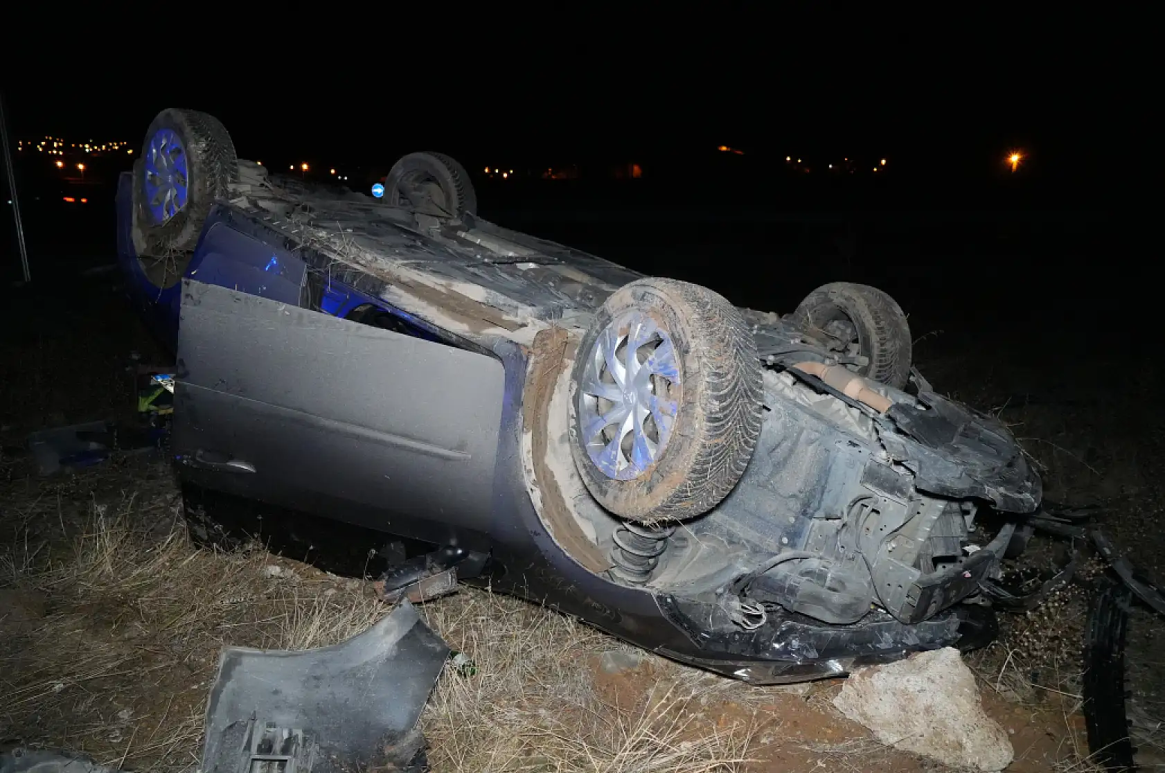 Takla atan otomobilin sürücüsü kaza sonrası ortadan kayboldu