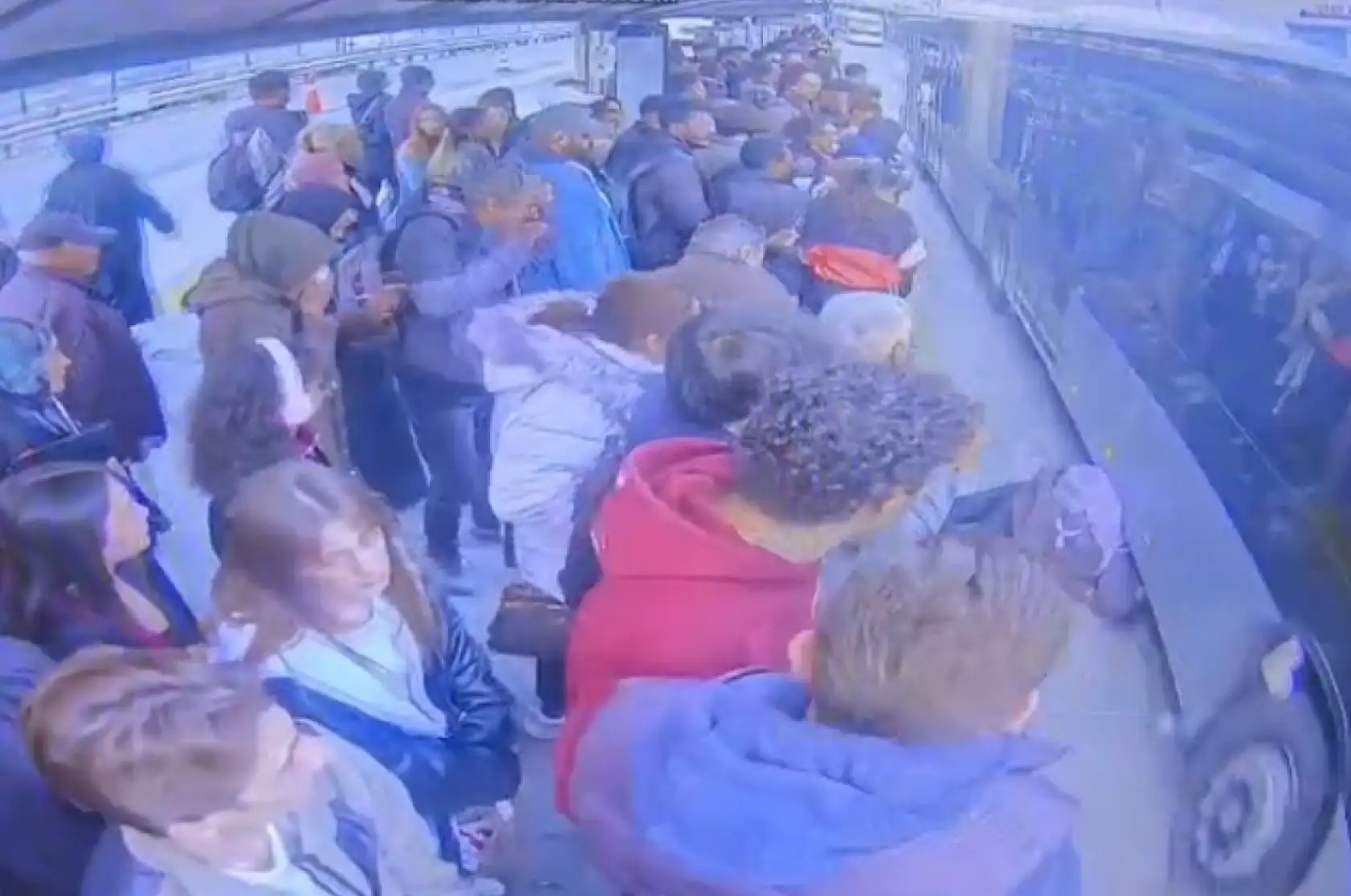 Metrobüs durağında dehşet anı: Bayılan kız metrobüsün önüne düştü