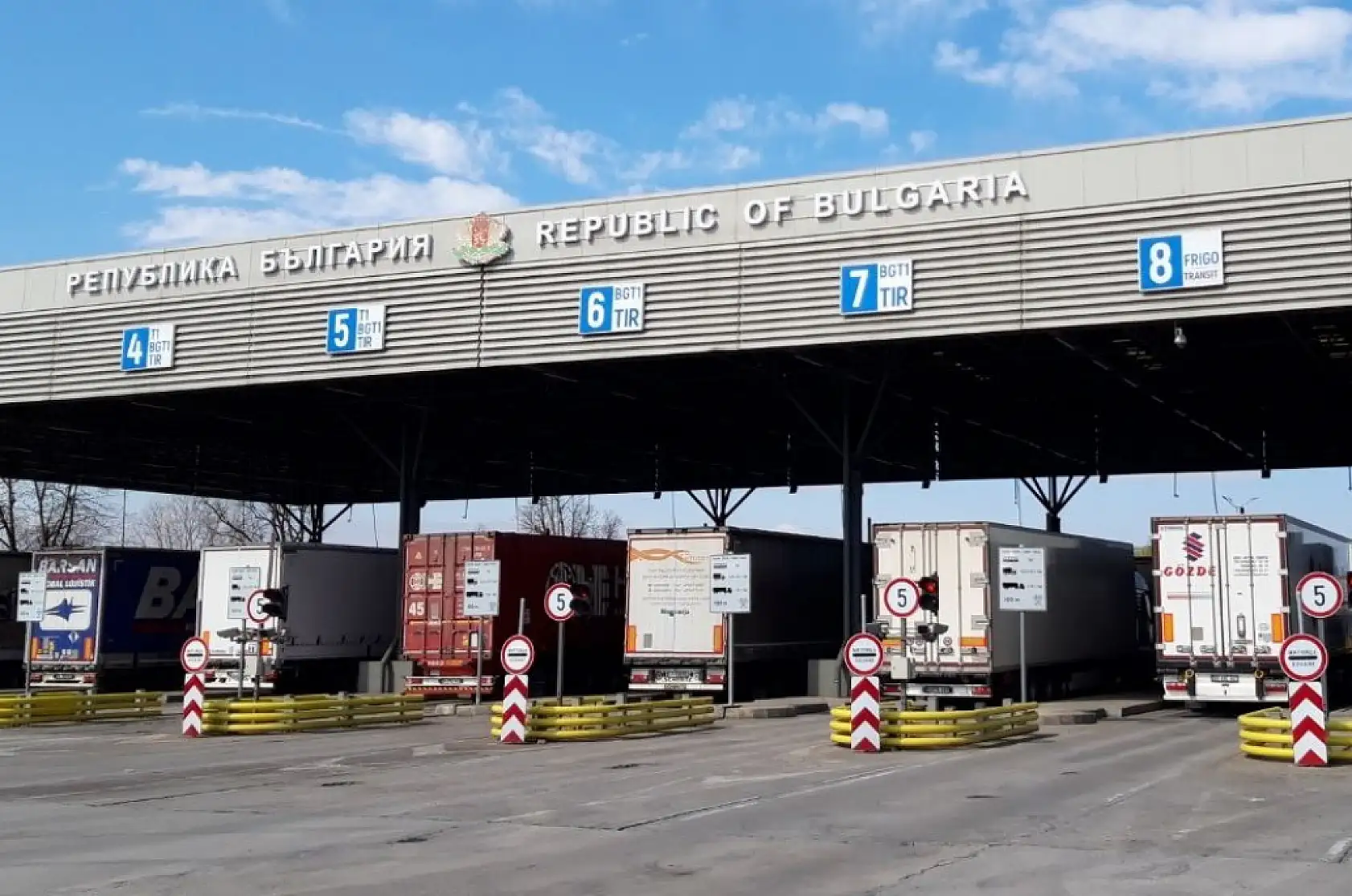 Türkiye'ye gelmek isteyen tırlardaki 85 bin euro ve 426 gram altın komşuya takıldı