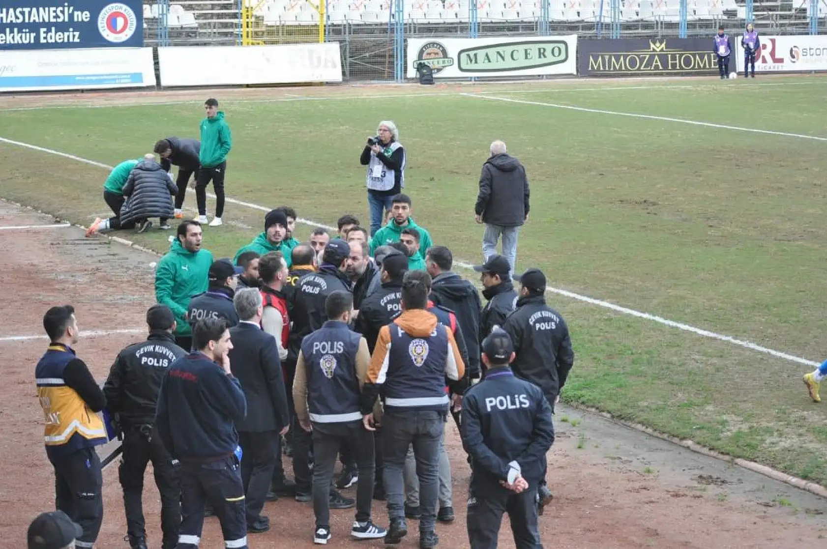 Fethiyespor maçında saha karıştı! Polis futbolcuya müdahale etti...