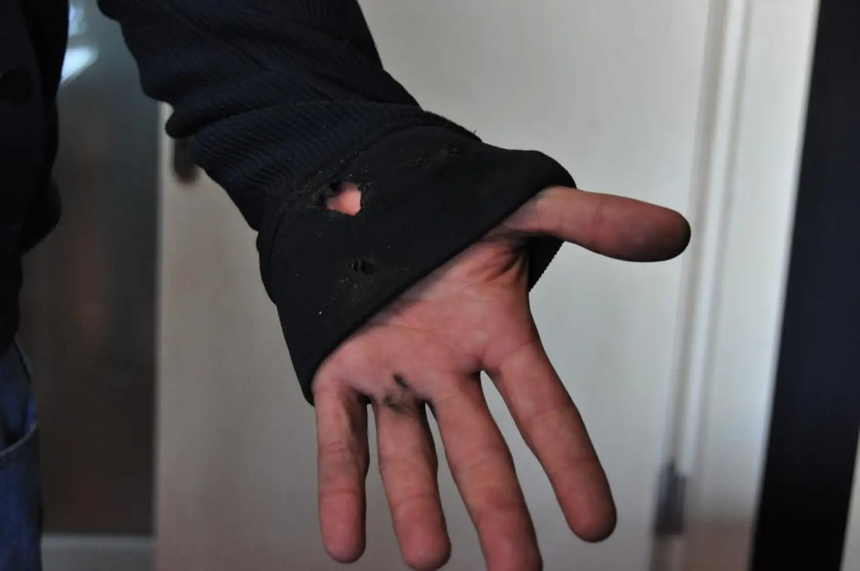 Cep telefonu önce patladı, sonra alev aldı