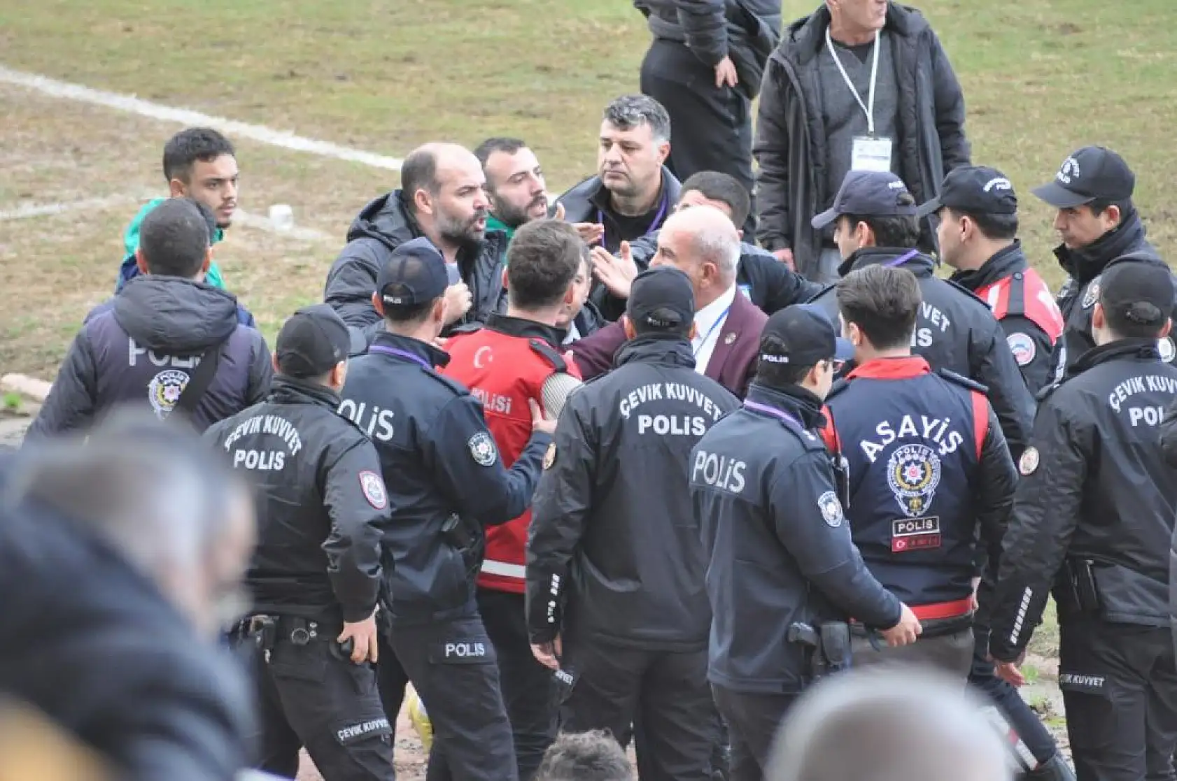 Fethiyespor maçında saha karıştı! Polis futbolcuya müdahale etti...