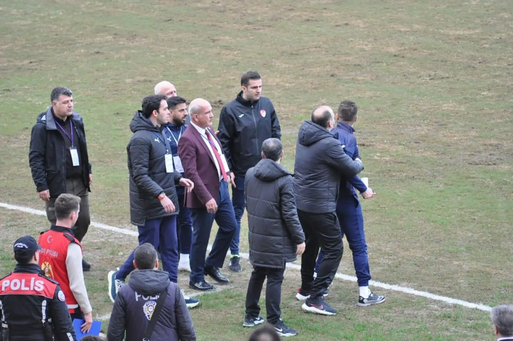 Fethiyespor maçında saha karıştı! Polis futbolcuya müdahale etti...