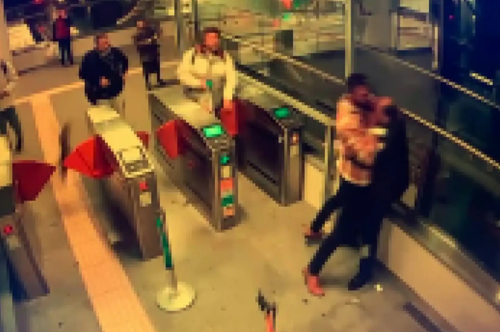 Kadıköy Marmaray'da güvenlik görevlisi tartıştığı yolcuyu vurdu, o anlar kamerada