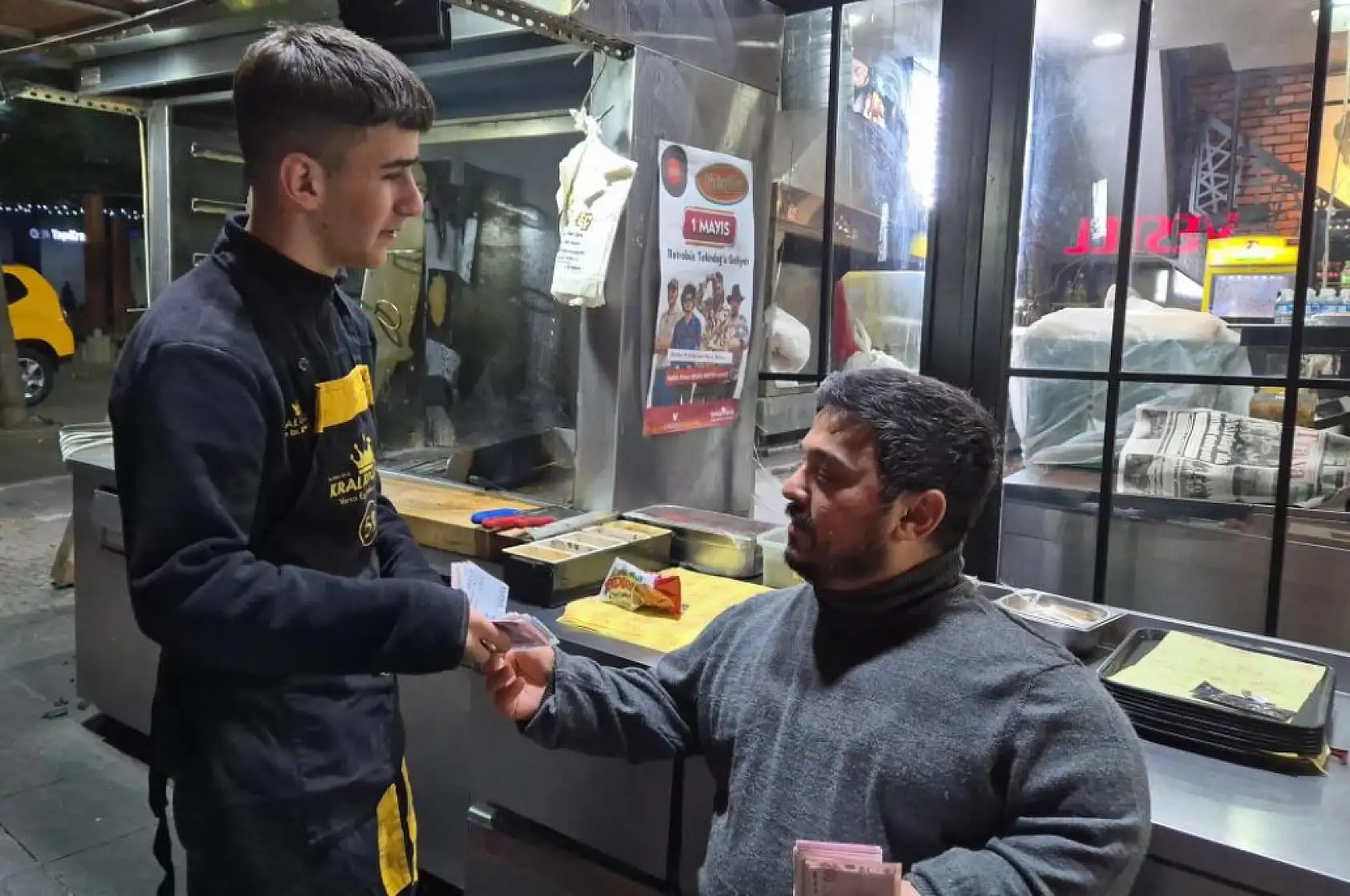 'Bir zamanlar işçiydim' dedi, günlük hasılatını işçilerine dağıttı