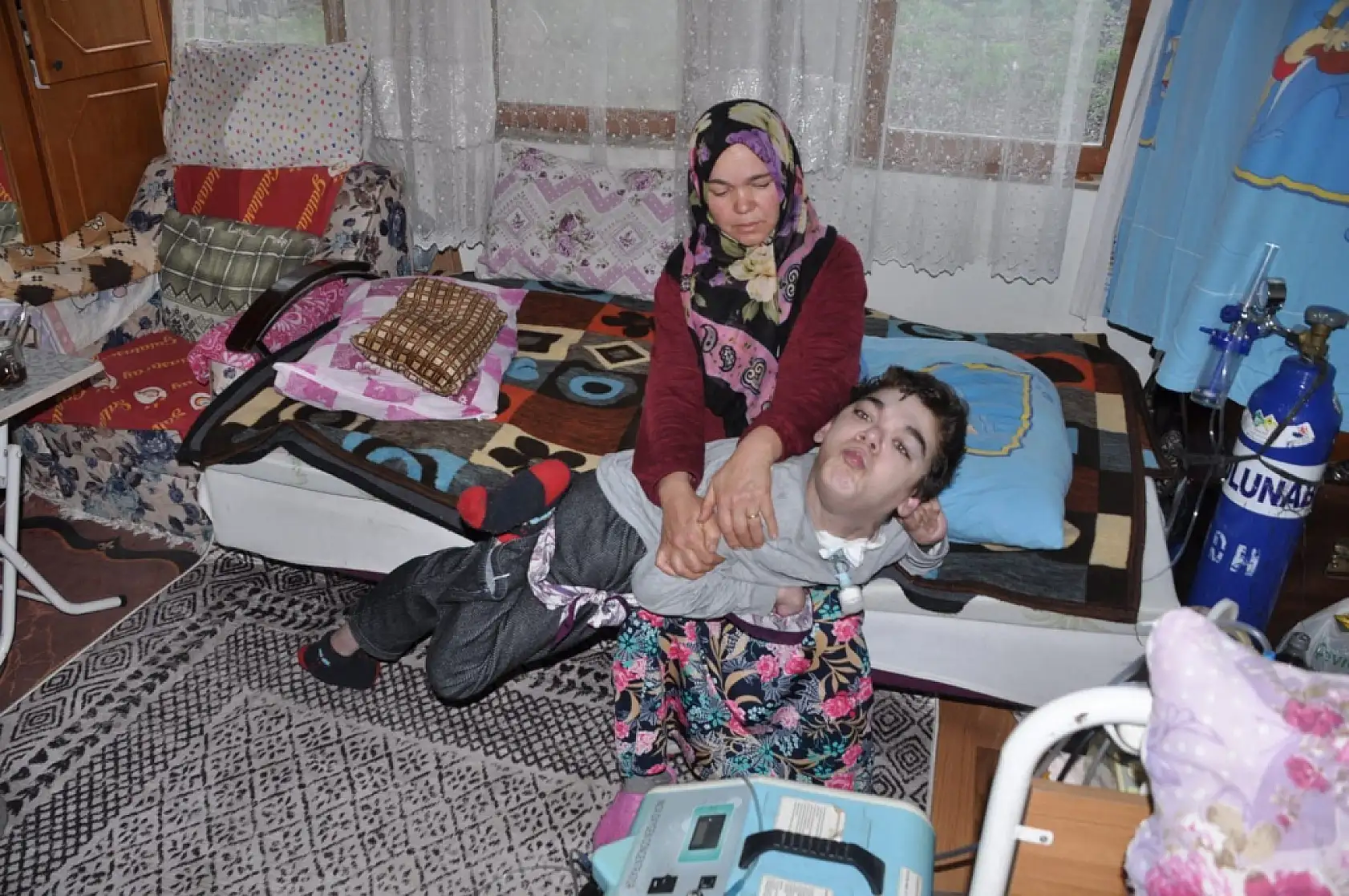 26 yıldır gözü gibi baktığı engelli oğlunu kaybeden anne, 'Yılın Annesi' seçildi