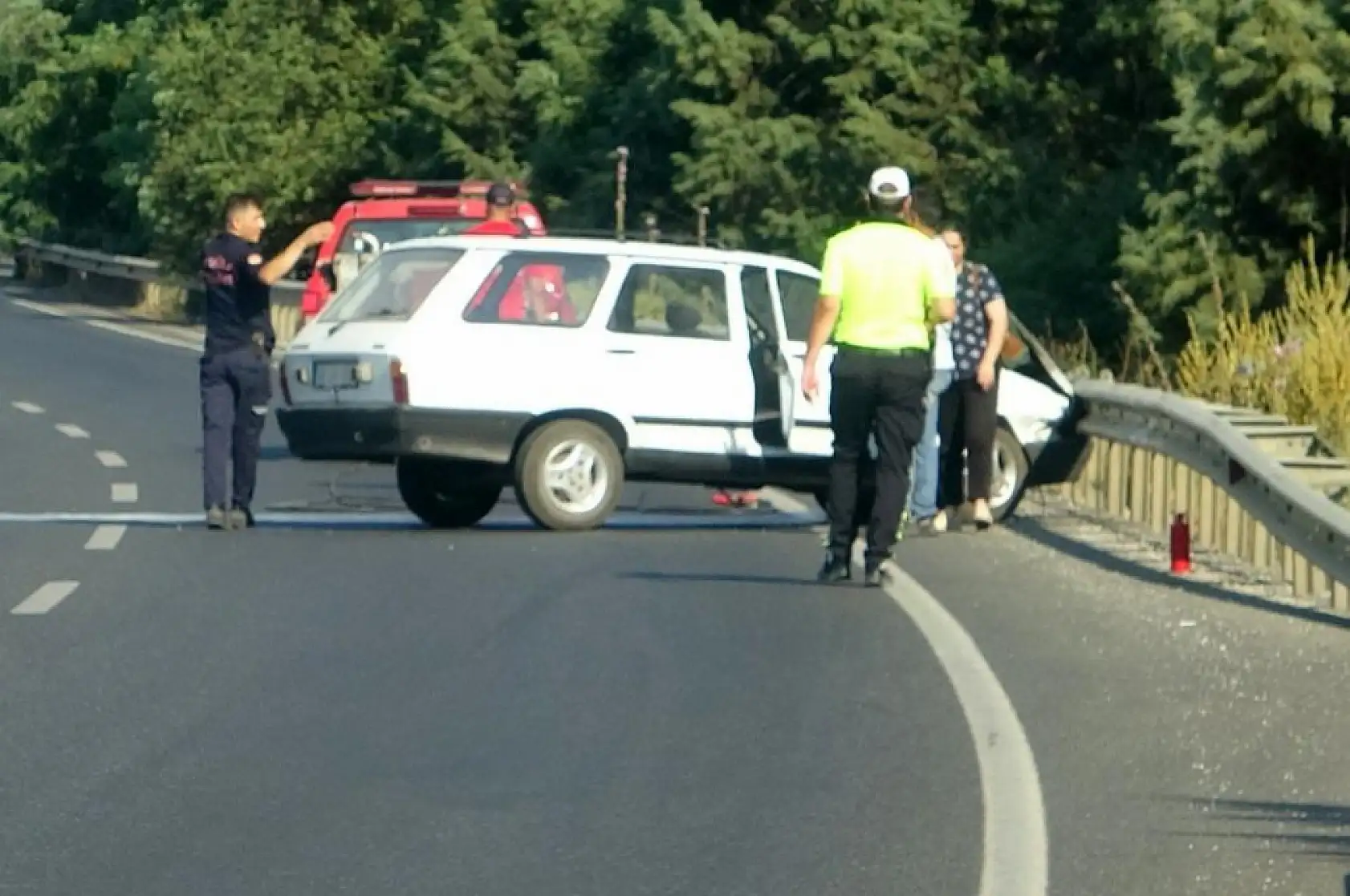Menteşe'de seyir halindeki otomobil alev aldı