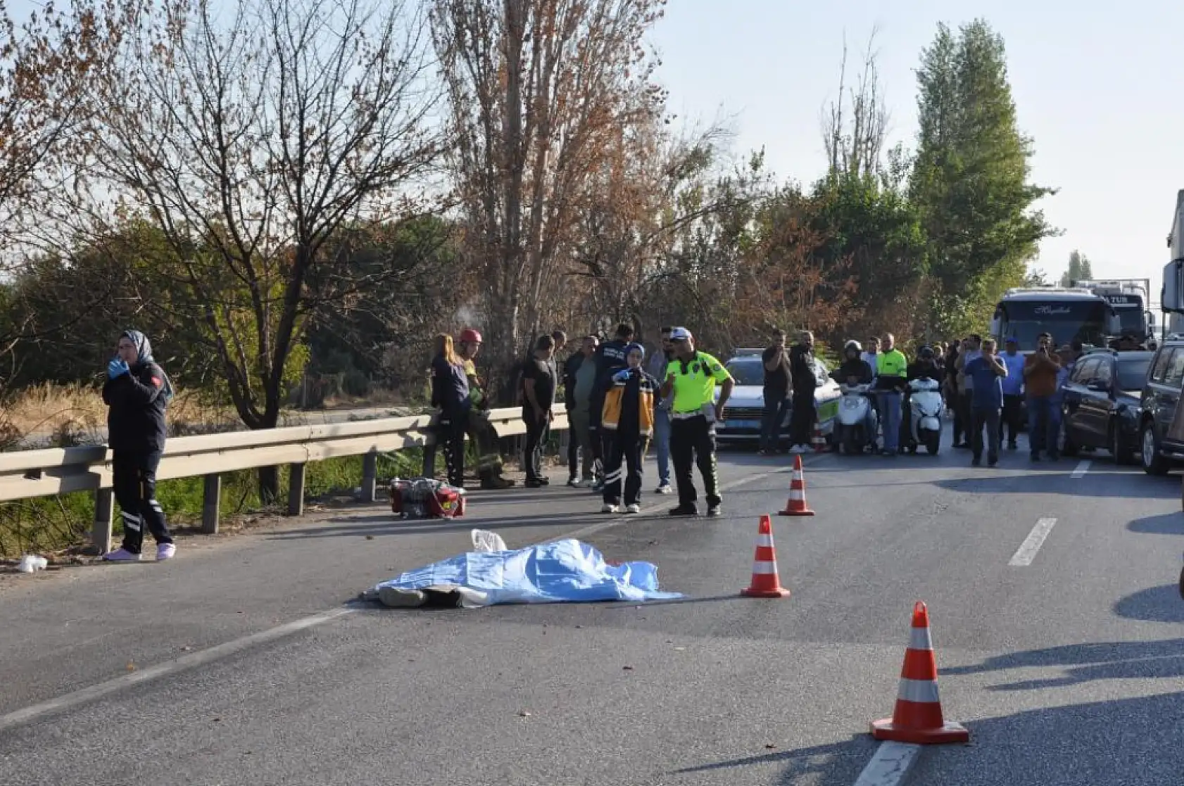 Tır önce bisiklete, ardından otomobile ve polise çarptı: 1 ölü, 2 yaralı