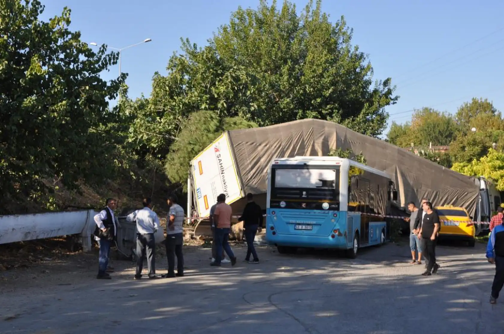 Tır önce bisiklete, ardından otomobile ve polise çarptı: 1 ölü, 2 yaralı