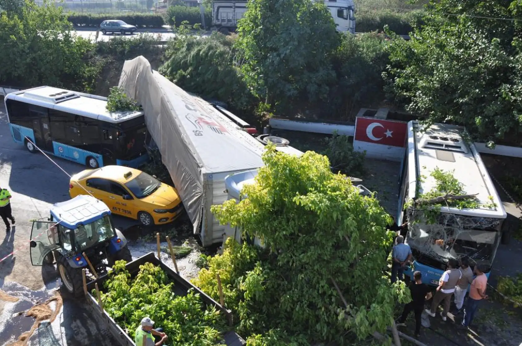 Tır önce bisiklete, ardından otomobile ve polise çarptı: 1 ölü, 2 yaralı