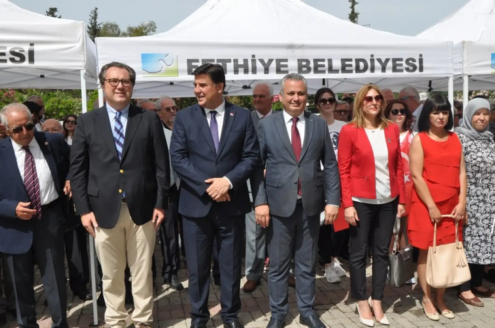 Cumhuriyet Meydanı'nda çelenk sunum töreni