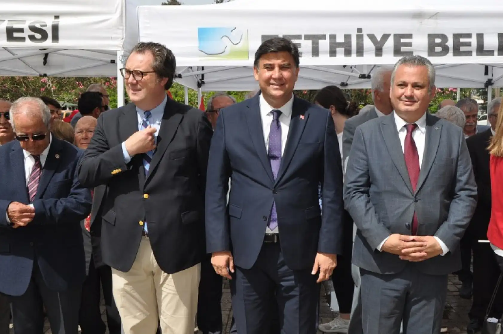 Cumhuriyet Meydanı'nda çelenk sunum töreni