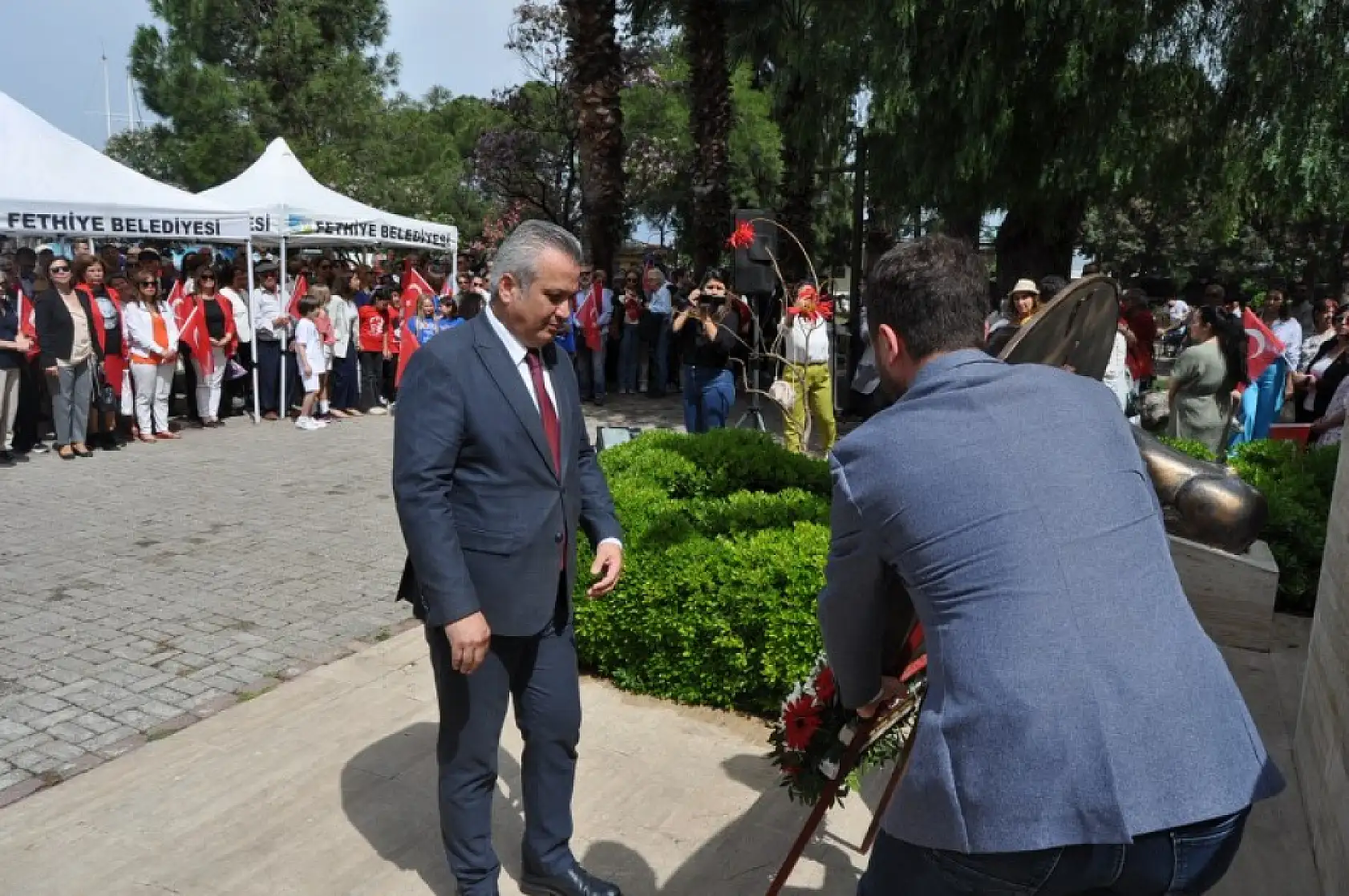 Cumhuriyet Meydanı'nda çelenk sunum töreni