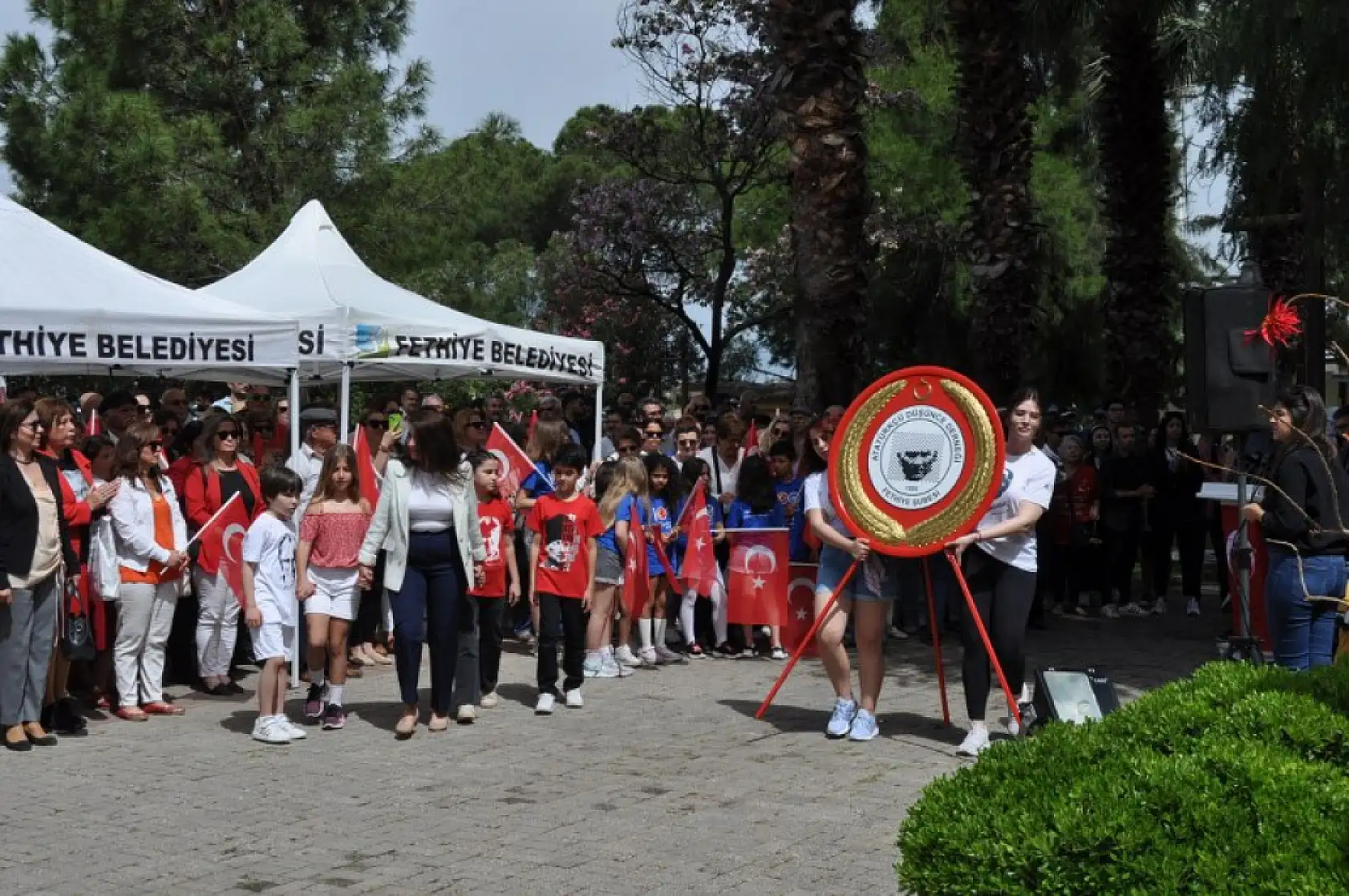 Cumhuriyet Meydanı'nda çelenk sunum töreni