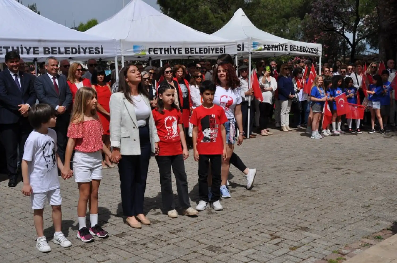 Cumhuriyet Meydanı'nda çelenk sunum töreni