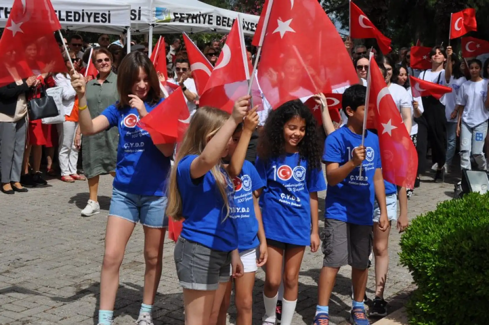 Cumhuriyet Meydanı'nda çelenk sunum töreni