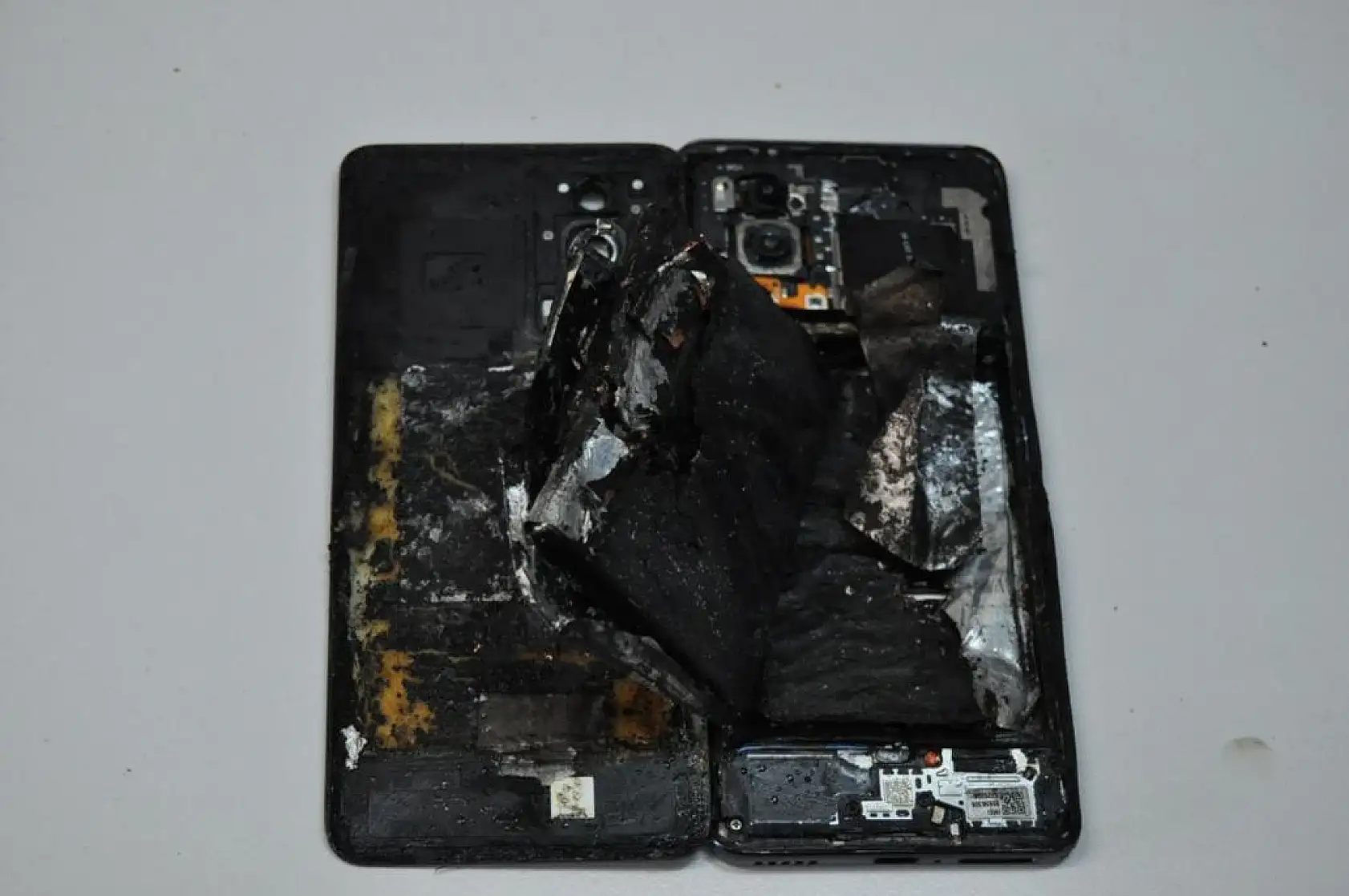 Cep telefonu önce patladı, sonra alev aldı