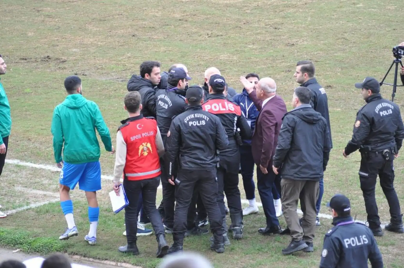 Fethiyespor maçında saha karıştı! Polis futbolcuya müdahale etti...