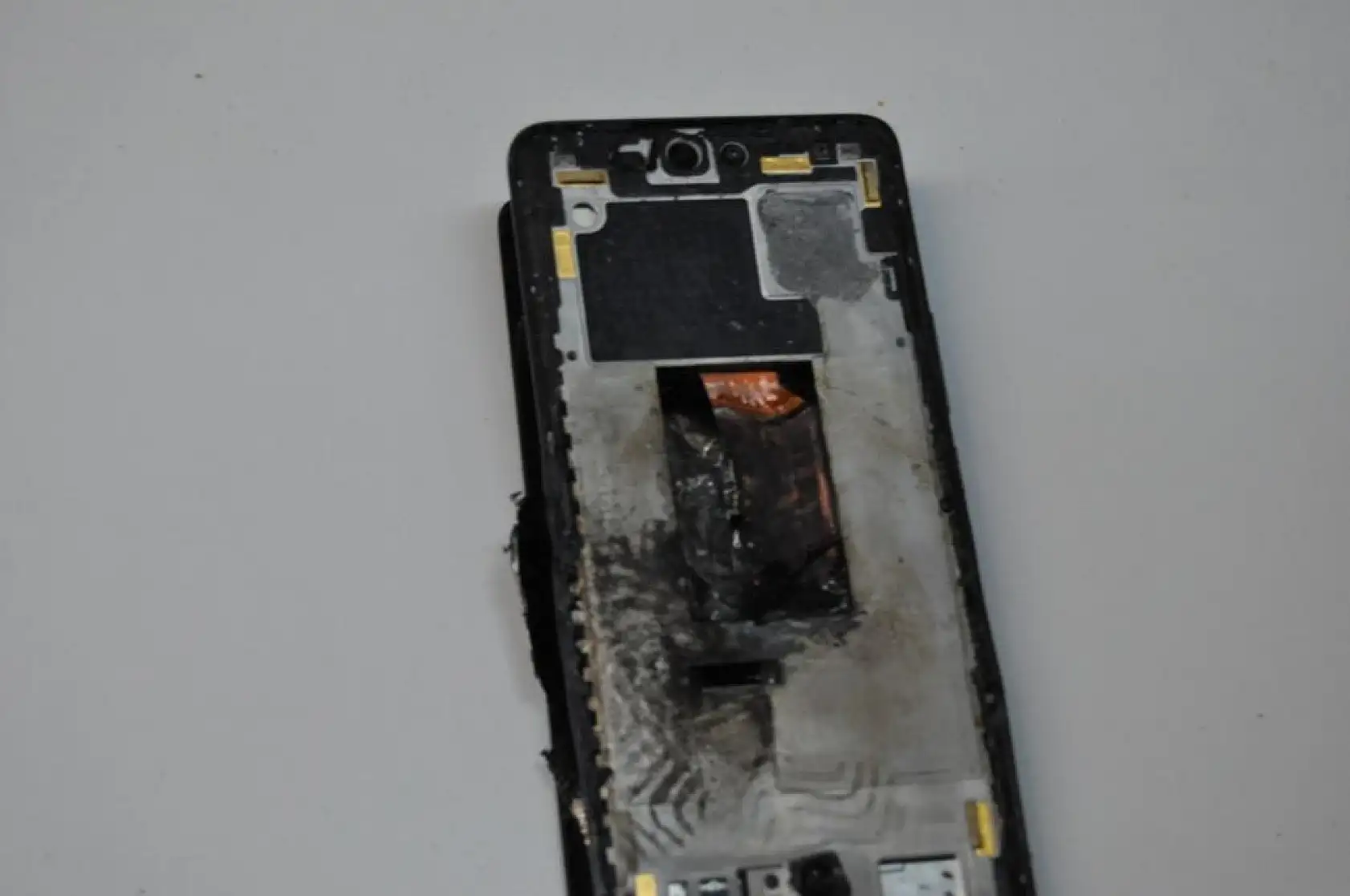 Cep telefonu önce patladı, sonra alev aldı