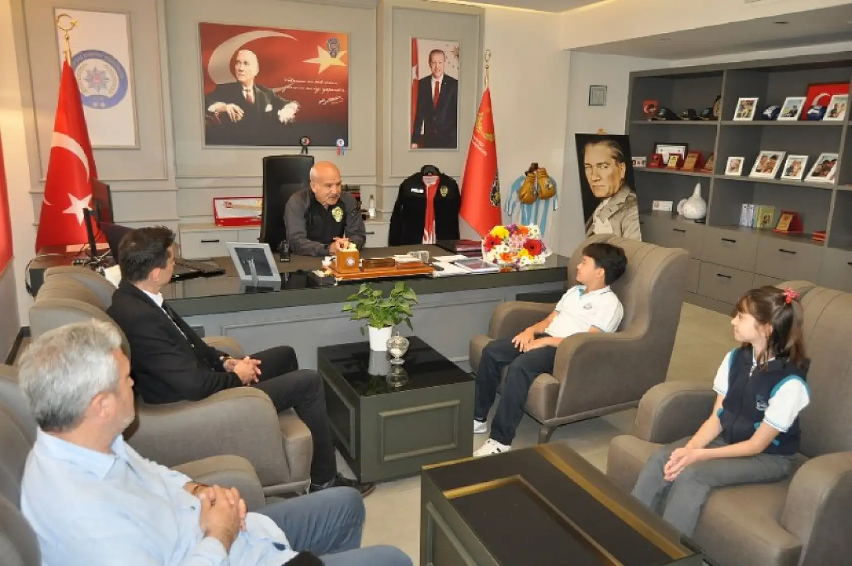 Emniyet Müdürü Dadaşoğlu, Görevi Öğrenci Miray'a Bıraktı