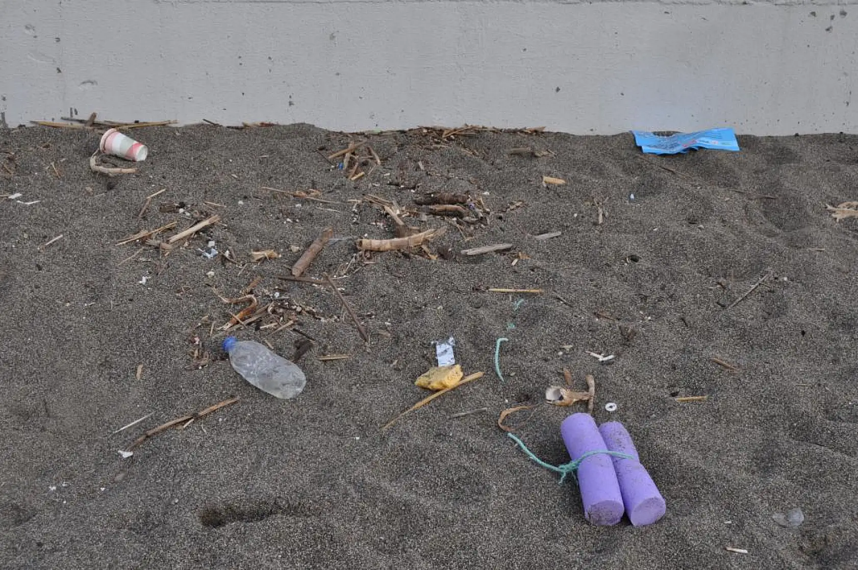 Çalış Plajı'nda manzaradan çok 'Çöpler' dikkat çekiyor