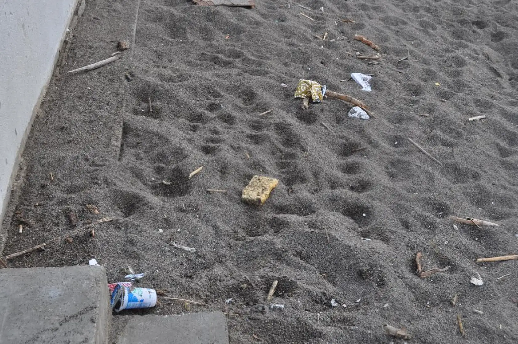 Çalış Plajı'nda manzaradan çok 'Çöpler' dikkat çekiyor