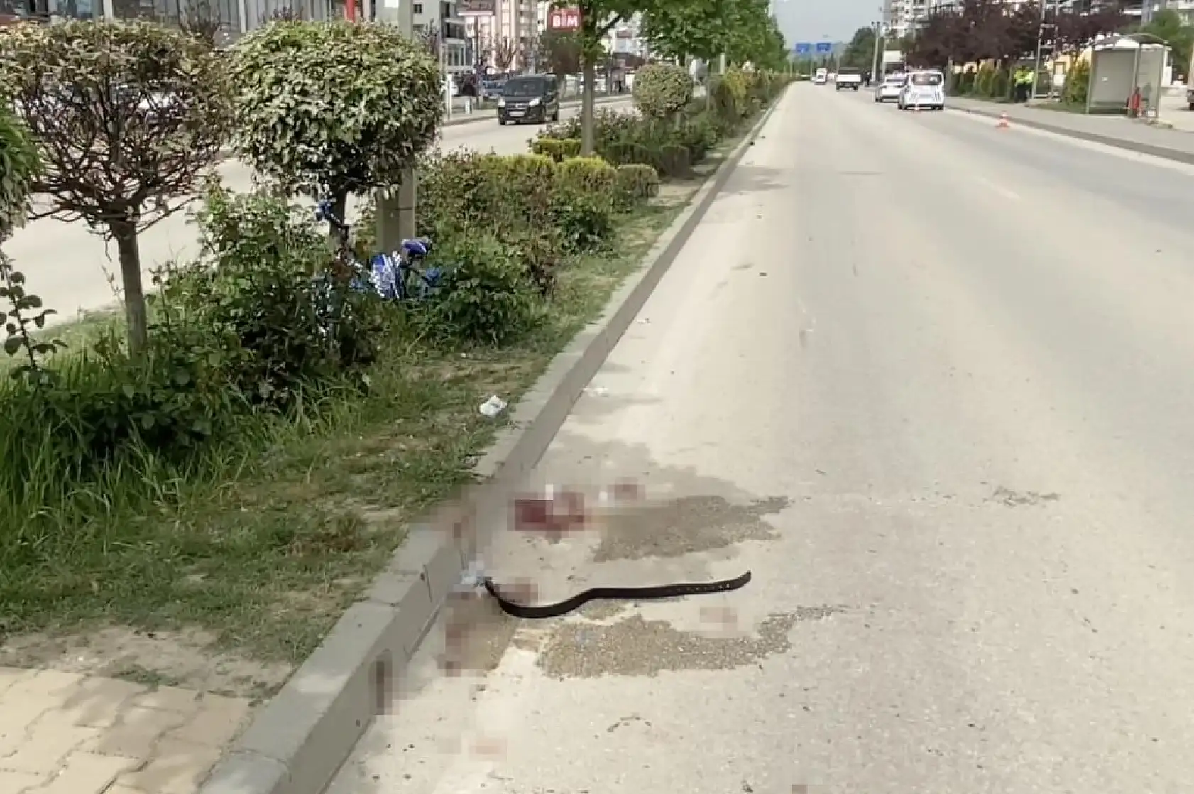 Yolun karşısına geçmek isteyen anne ve oğluna çarptı: 3 yaralı