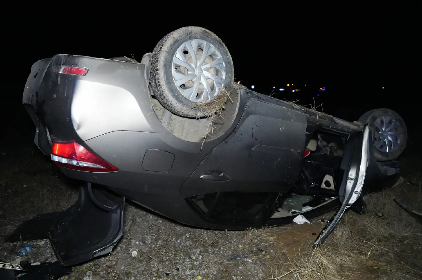 Takla atan otomobilin sürücüsü kaza sonrası ortadan kayboldu