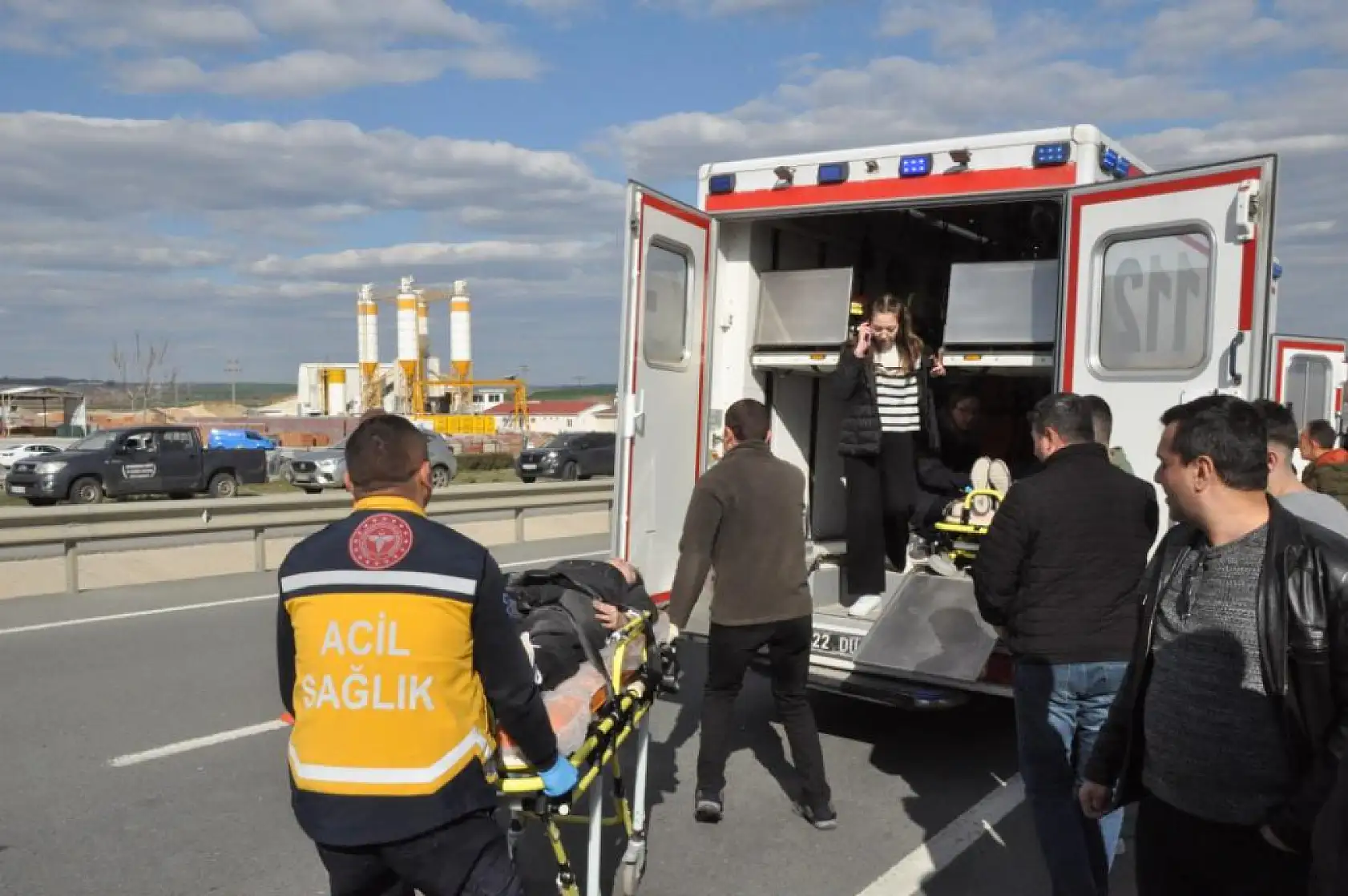 Öğrenci servisi devrildi! 26 yaralı, aileler olay yerine koştu