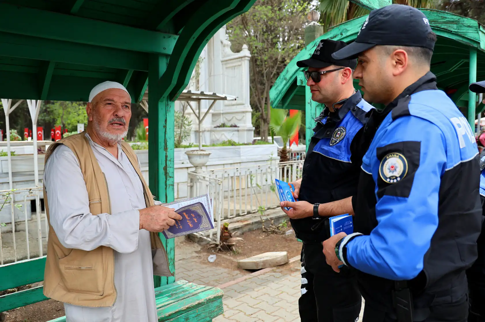 Polisten mezarlıkta 'sahte hoca' avı